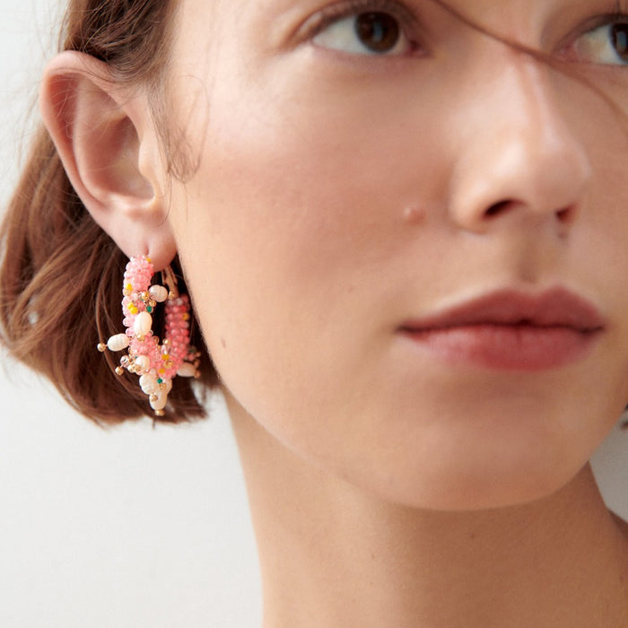 Aretes y aretes de perlas exagerados hechos a mano para mujer.