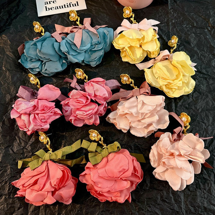 Pendientes de flores de tela hechos a mano para mujer.